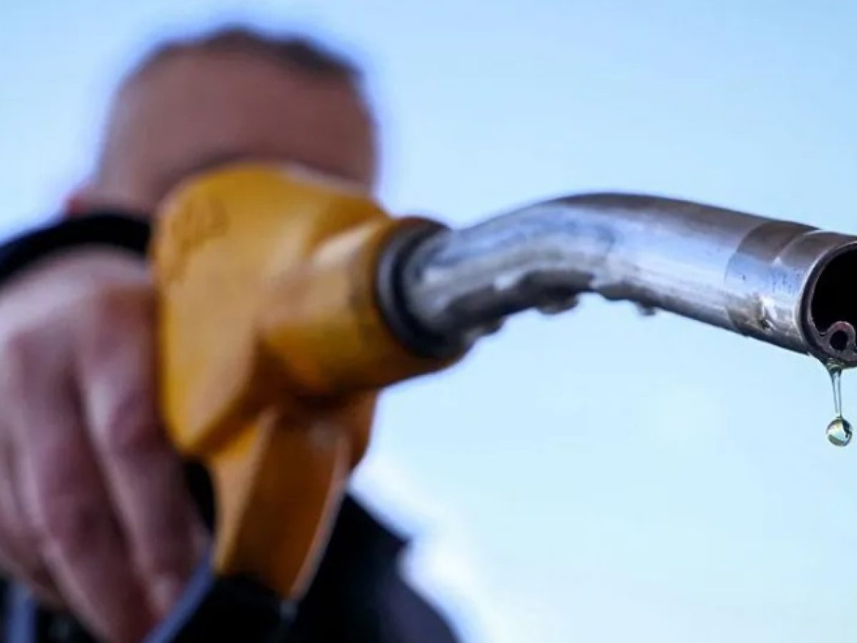 Πετρέλαιο και φυσικό αέριο: Υποχώρηση από τα ιστορικά υψηλά – Πότε η βουτιά θα αποτυπωθεί στην αντλία