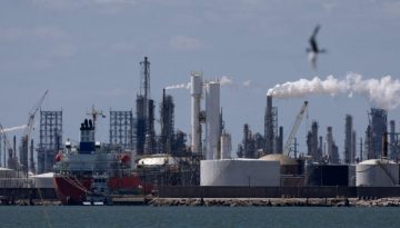 Οι τιμές του πετρελαίου ισορροπούν στα ψηλά εν μέσω αντικρουόμενων μηνυμάτων για την έκβαση του πολέμου ενώ κλείνει το χάσμα μεταξύ Brent και WTI