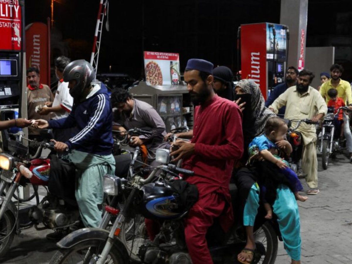 Το Πακιστάν ανακοίνωσε αύξηση 20% στις τιμές των καυσίμων λόγω του ράλι του πετρελαίου