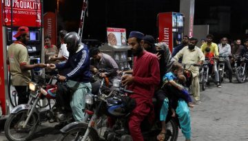 Το Πακιστάν ανακοίνωσε αύξηση 20% στις τιμές των καυσίμων λόγω του ράλι του πετρελαίου