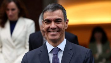 Η Ισπανία μειώνει τον ΦΠΑ στα καύσιμα και «παγώνει» ενοίκια – Το πακέτο 5 δισ. ευρώ που ανακοίνωσε ο Σάντσεθ