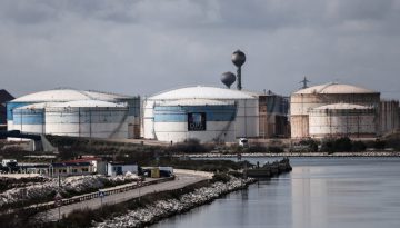 &Pi;&epsilon;&tau;&rho;έ&lambda;&alpha;&iota;&omicron;: &Pi;&alpha;&rho;&alpha;&mu;έ&nu;&omicron;&upsilon;&nu; &omicron;&iota; &upsilon;&psi;&eta;&lambda;έ&sigmaf; &tau;&iota;&mu;έ&sigmaf; &kappa;&alpha;&theta;ώ&sigmaf; &mu;&alpha;ί&nu;&epsilon;&tau;&alpha;&iota; &omicron; &pi;ό&lambda;&epsilon;&mu;&omicron;&sigmaf; &sigma;&tau;&omicron; &Iota;&rho;ά&nu;