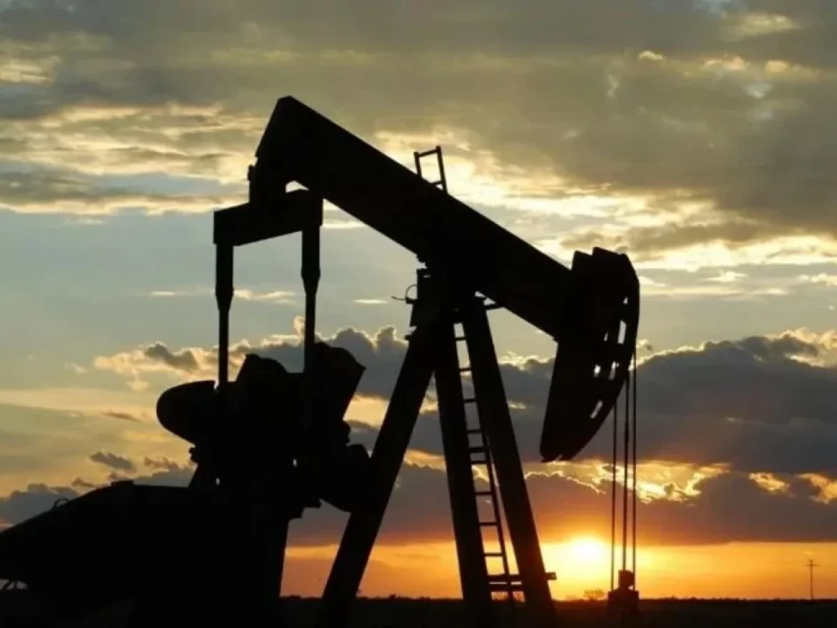 «Εκτοξεύτηκε» η τιμή του πετρελαίου Μπρεντ, οι επιπτώσεις για την ελληνική οικονομία