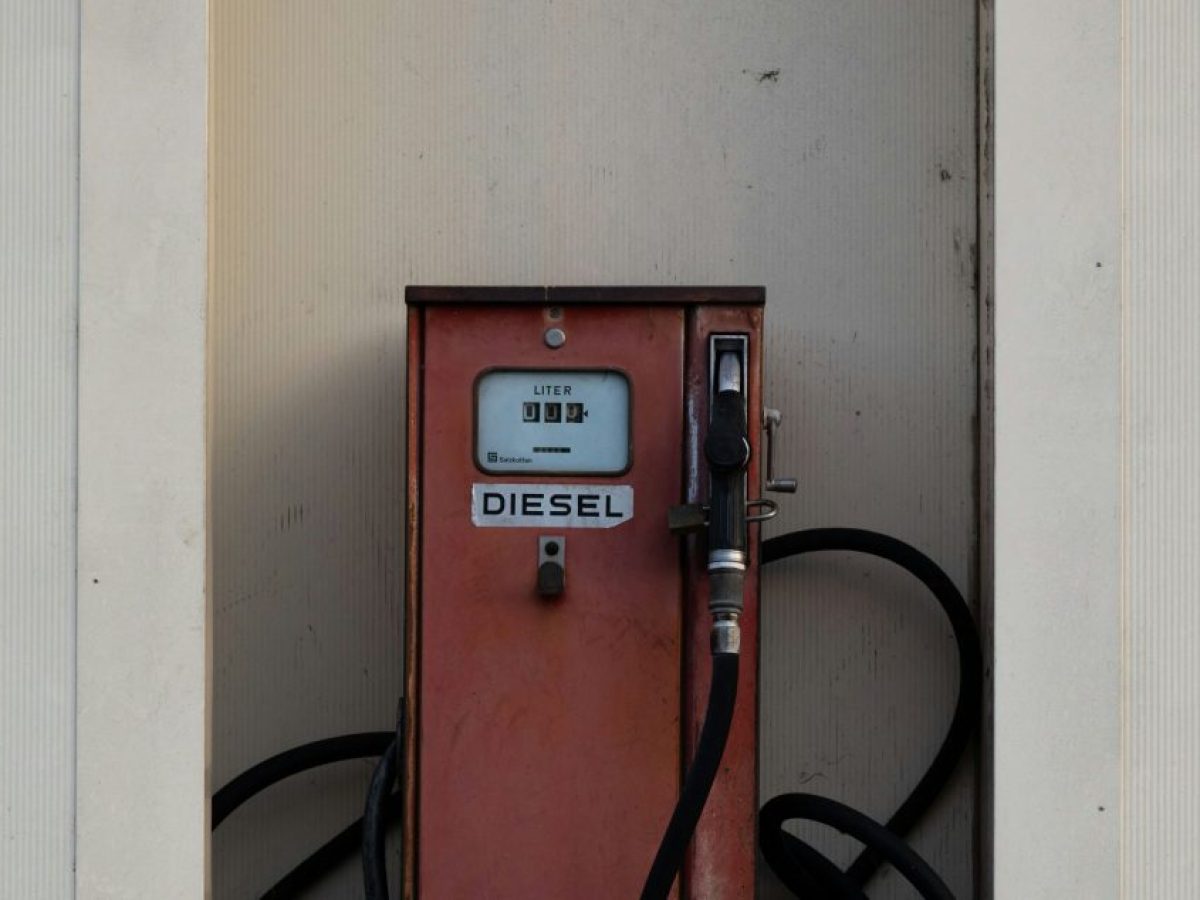 Αυξήσεις στα καύσιμα 2026: Έως 220 ευρώ επιπλέον τον χρόνο αν το πετρέλαιο μείνει στα 100 δολάρια