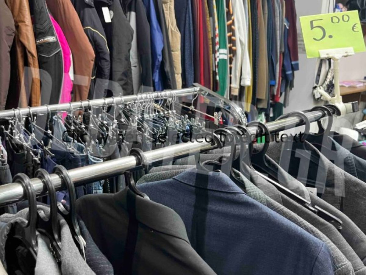 Οι καταναλωτές στρέφονται σε ρούχα second – hand για οικονομία (εικόνες)