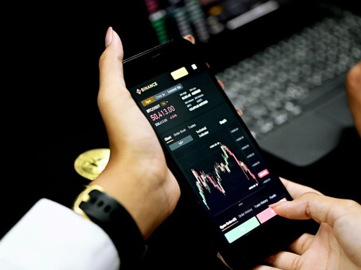 Πετρέλαιο: Πονταρίσματα εκατομμυρίων λίγο πριν τις δηλώσεις Τραμπ για το Ιράν