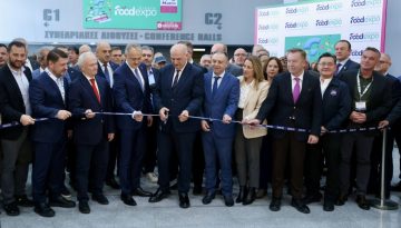 &Tau;&sigma;&iota;ά&rho;&alpha;&sigmaf; &sigma;&tau;&alpha; &epsilon;&gamma;&kappa;&alpha;ί&nu;&iota;&alpha; &tau;&eta;&sigmaf; FOOD EXPO: &Eta; &epsilon;&lambda;&lambda;&eta;&nu;&iota;&kappa;ή &alpha;&gamma;&rho;&omicron;&delta;&iota;&alpha;&tau;&rho;&omicron;&phi;ή &sigma;&tau;&eta;&nu; &pi;&rho;ώ&tau;&eta; &gamma;&rho;&alpha;&mu;&mu;ή &tau;&eta;&sigmaf; &epsilon;&xi;&omega;&sigma;&tau;&rho;έ&phi;&epsilon;&iota;&alpha;&sigmaf;