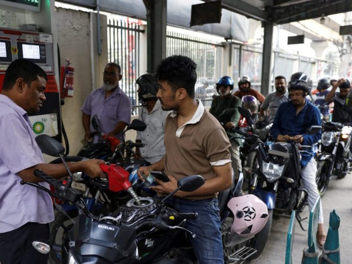 «Ψαλίδι» από ασιατικές χώρες στη χρήση καυσίμων – Τετραήμερη εργασία και κλείσιμο σχολείων για να περάσει το σοκ του πολέμου