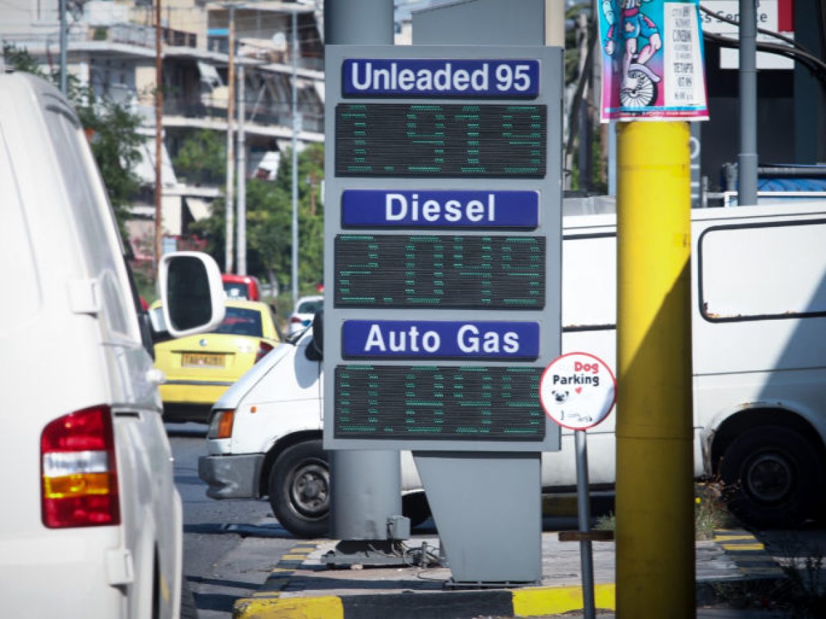 Με πτώση άνοιξε η διεθνής αγορά πετρελαίου – Πρώτη μείωση στις τιμές χοντρικής της αμόλυβδης μετά την έναρξη του πολέμου