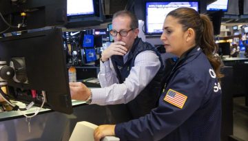 Wall Street: Νέα βουτιά 700 μονάδων για τον Dow λόγω φόβων για στασιμοπληθωρισμό στις ΗΠΑ