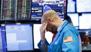 Wall Street: Χάνει 900 μονάδες ο Dow μετά τα σχόλια Τραμπ για τον πόλεμο – Στα 90 δολάρια το πετρέλαιο