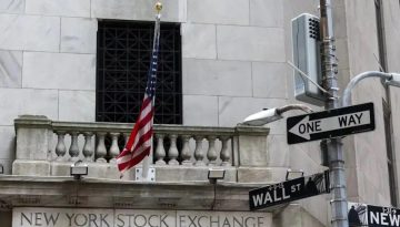 Wall Street: Πιέσεις στον S&P 500 καθώς υποχωρεί το πετρέλαιο και οι αγορές παρακολουθούν το Ιράν