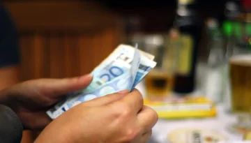 &Nu;έ&omicron; &epsilon;&pi;ί&delta;&omicron;&mu;&alpha; &chi;&omega;&rho;ί&sigmaf; &eta;&lambda;&iota;&kappa;&iota;&alpha;&kappa;ό ό&rho;&iota;&omicron;: &Pi;&omicron;&iota;&omicron;&upsilon;&sigmaf; &alpha;&phi;&omicron;&rho;ά &ndash; Ό&sigma;&alpha; &pi;&rho;έ&pi;&epsilon;&iota; &nu;&alpha; &gamma;&nu;&omega;&rho;ί&zeta;&epsilon;&tau;&epsilon;