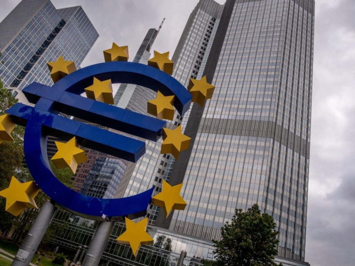 Τι και πότε θα κρίνει τις επόμενες κινήσεις της ΕΚΤ για τα επιτόκια, την ώρα που η Μέση Ανατολή φλέγεται