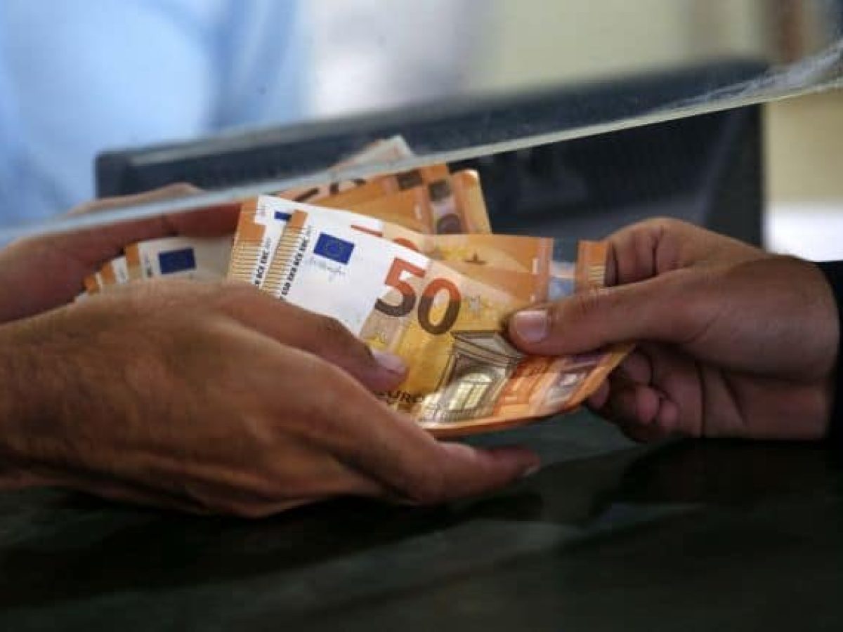 Οριακή υποχώρηση του Ευρώ