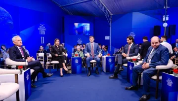&Sigma;&upsilon;&nu;&epsilon;&rho;&gamma;ά&tau;&epsilon;&sigmaf; &Tau;&rho;&alpha;&mu;&pi; &sigma;&tau;&omicron; &Omicron;&iota;&kappa;&omicron;&nu;&omicron;&mu;&iota;&kappa;ό &Phi;ό&rho;&omicron;&upsilon;&mu; &tau;&omega;&nu; &Delta;&epsilon;&lambda;&phi;ώ&nu;: &Kappa;&omicron;&nu;&tau;ά &sigma;&epsilon; &sigma;&upsilon;&mu;&phi;&omega;&nu;ί&alpha; &mu;&epsilon; &tau;&omicron; &Iota;&rho;ά&nu; &ndash; &laquo;&Tau;&omicron; MAGA &pi;&alpha;&rho;&alpha;&mu;έ&nu;&epsilon;&iota; &iota;&sigma;&chi;&upsilon;&rho;ό&raquo;