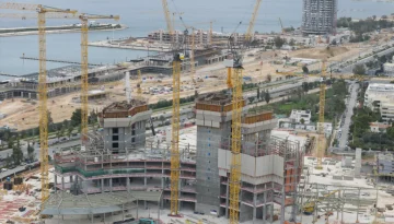 Προκλήσεις στην κατασκευή πολυώροφων μεταλλικών κατασκευών. Πώς η συνεργασία με τους κατασκευαστές βελτιώνει τα αποτελέσματα των έργων