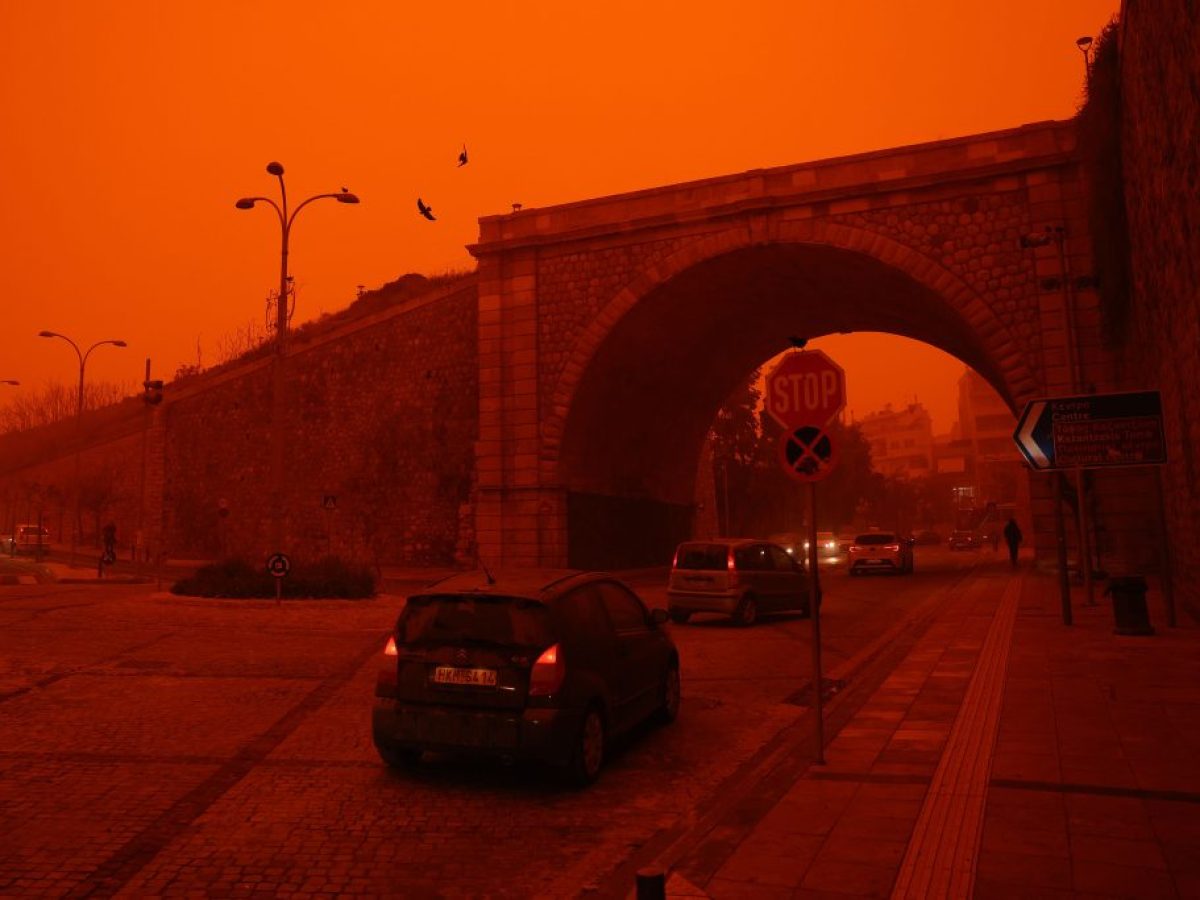 Πάσχα: Αφρικανική σκόνη – πόλεμος απομακρύνουν τους ευρωπαίους από Ελλάδα – Κύπρο