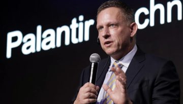 Palantir: Ψήφος εμπιστοσύνης από Τραμπ εν μέσω μάχης για την ΤΝ – Στο επίκεντρο τα συμβόλαια με το Πεντάγωνο και το σύστημα Maven