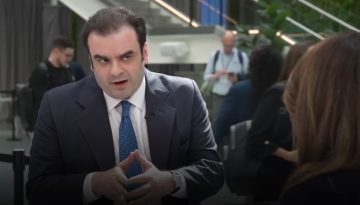 &Pi;&iota;&epsilon;&rho;&rho;&alpha;&kappa;ά&kappa;&eta;&sigmaf; &sigma;&tau;&omicron; CNBC: &laquo;&Eta; &Epsilon;&upsilon;&rho;ώ&pi;&eta; &epsilon;ί&nu;&alpha;&iota; &lambda;&iota;&gamma;ό&tau;&epsilon;&rho;&omicron; &epsilon;&upsilon;ά&lambda;&omega;&tau;&eta; &sigma;&epsilon; &sigma;&chi;έ&sigma;&eta; &mu;&epsilon; &tau;&omicron; 2022&raquo;