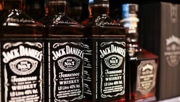 Ο ιδιοκτήτης του ουίσκι Jack Daniel’s φέρεται να προτιμά πώληση στην Pernod Ricard