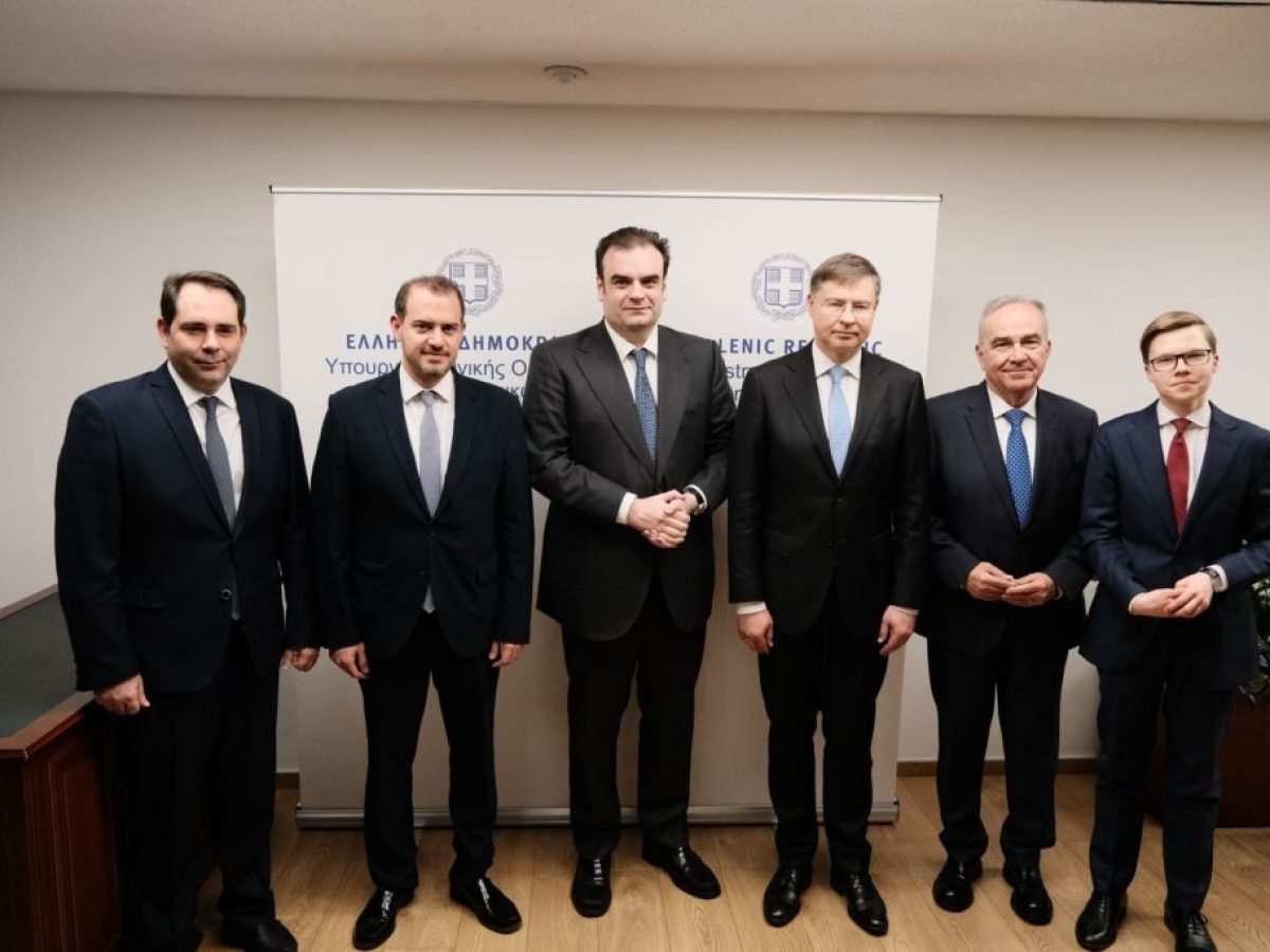 Συνάντηση Πιερρακάκη – Βάλντις Ντομπρόβσκις: «Θετικά μηνύματα για τις επιδόσεις της ελληνικής οικονομίας»