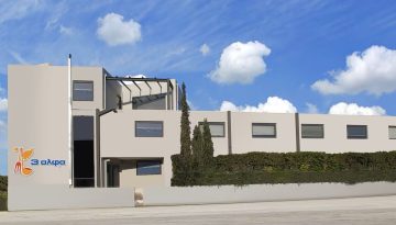 &Alpha;&pi;ώ&lambda;&epsilon;&iota;&alpha; &gamma;&iota;&alpha; &tau;&omicron; &epsilon;&lambda;&lambda;&eta;&nu;&iota;&kappa;ό &epsilon;&pi;&iota;&chi;&epsilon;&iota;&rho;&epsilon;ί&nu;: Έ&phi;&upsilon;&gamma;&epsilon; &alpha;&pi;ό &tau;&eta; &zeta;&omega;ή &omicron; &Nu;ί&kappa;&omicron;&sigmaf; &Kappa;&alpha;&rho;&alpha;&gamma;&epsilon;&omega;&rho;&gamma;ί&omicron;&upsilon; &tau;&eta;&sigmaf; &laquo;3ά&lambda;&phi;&alpha;&raquo;