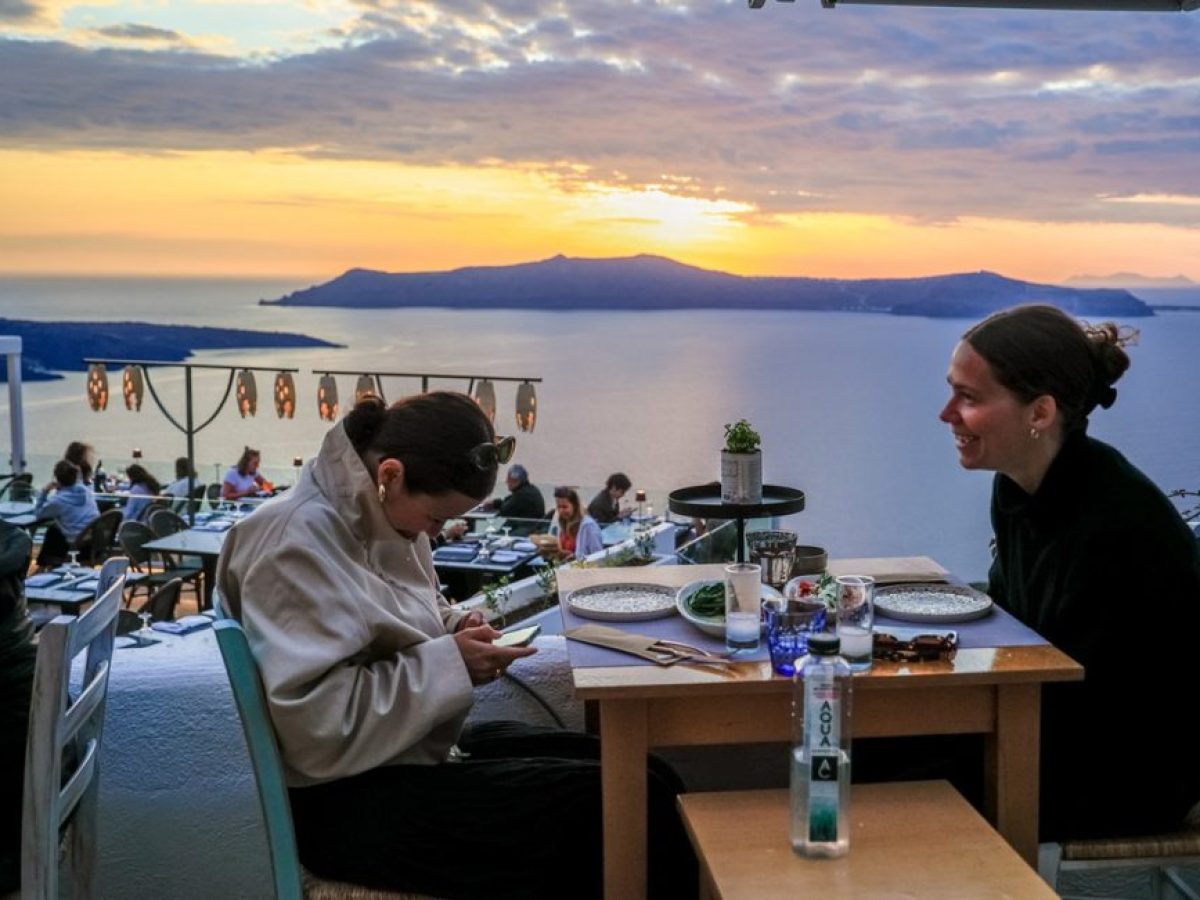 Με οδηγό το Πάσχα ανοίγει η τουριστική σεζόν – Θετικά μηνύματα αλλά και προκλήσεις για Κρήτη, Ρόδο και Σαντορίνη