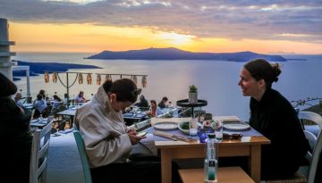 &Mu;&epsilon; &omicron;&delta;&eta;&gamma;ό &tau;&omicron; &Pi;ά&sigma;&chi;&alpha; &alpha;&nu;&omicron;ί&gamma;&epsilon;&iota; &eta; &tau;&omicron;&upsilon;&rho;&iota;&sigma;&tau;&iota;&kappa;ή &sigma;&epsilon;&zeta;ό&nu; &ndash; &Theta;&epsilon;&tau;&iota;&kappa;ά &mu;&eta;&nu;ύ&mu;&alpha;&tau;&alpha; &alpha;&lambda;&lambda;ά &kappa;&alpha;&iota; &pi;&rho;&omicron;&kappa;&lambda;ή&sigma;&epsilon;&iota;&sigmaf; &gamma;&iota;&alpha; &Kappa;&rho;ή&tau;&eta;, &Rho;ό&delta;&omicron; &kappa;&alpha;&iota; &Sigma;&alpha;&nu;&tau;&omicron;&rho;ί&nu;&eta;