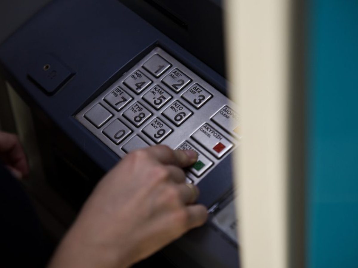 Μετρητά: Πότε η κατάθεση στην τράπεζα φορολογείται