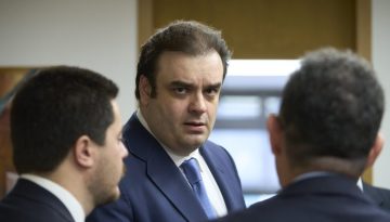 &Sigma;&tau;&iota;&sigmaf; &Eta;&Pi;&Alpha; &omicron; &Pi;&iota;&epsilon;&rho;&rho;&alpha;&kappa;ά&kappa;&eta;&sigmaf;: &Tau;&omicron; &kappa;&rho;ί&sigma;&iota;&mu;&omicron; &rho;&alpha;&nu;&tau;&epsilon;&beta;&omicron;ύ &mu;&epsilon; &Delta;&Nu;&Tau; &kappa;&alpha;&iota; &eta; &pi;&rho;&epsilon;&mu;&iota;έ&rho;&alpha; &sigma;&tau;&omicron; G7 &ndash; &Pi;&omicron;&iota;&omicron;&upsilon;&sigmaf; &theta;&alpha; &delta;&epsilon;&iota;
