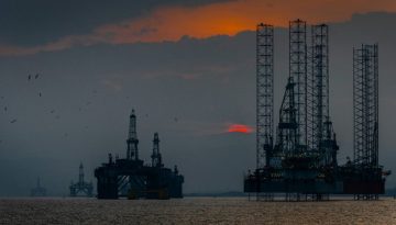 &Pi;&epsilon;&tau;&rho;έ&lambda;&alpha;&iota;&omicron;: &Sigma;&epsilon; ά&nu;&omicron;&delta;&omicron; &mu;&epsilon; &tau;&eta;&nu; &alpha;&beta;&epsilon;&beta;&alpha;&iota;ό&tau;&eta;&tau;&alpha; &gamma;&iota;&alpha; &tau;&eta;&nu; &epsilon;&kappa;&epsilon;&chi;&epsilon;&iota;&rho;ί&alpha; &nu;&alpha; &kappa;&omicron;&rho;&upsilon;&phi;ώ&nu;&epsilon;&tau;&alpha;&iota; &ndash; &Kappa;&omicron;&nu;&tau;ά &sigma;&tau;&alpha; 100 &delta;&omicron;&lambda;ά&rho;&iota;&alpha; &eta; &tau;&iota;&mu;ή &tau;&omicron;&upsilon;