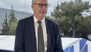 Sir Simon Fraser: &laquo;&Epsilon;&pi;&alpha;&nu;&alpha;&kappa;&alpha;&theta;&omicron;&rho;&iota;&sigma;&mu;ό&sigmaf; &sigma;&chi;έ&sigma;&epsilon;&omega;&nu; &mu;&epsilon; &tau;&eta;&nu; &Epsilon;&Epsilon; &kappa;&alpha;&iota; &Epsilon;&upsilon;&rho;&omega;&pi;&alpha;ϊ&kappa;ή &Alpha;&upsilon;&tau;&omicron;&nu;&omicron;&mu;ί&alpha; &epsilon;&nu;&tau;ό&sigmaf; &tau;&omicron;&upsilon; &Nu;&Alpha;&Tau;&Omicron;&raquo;