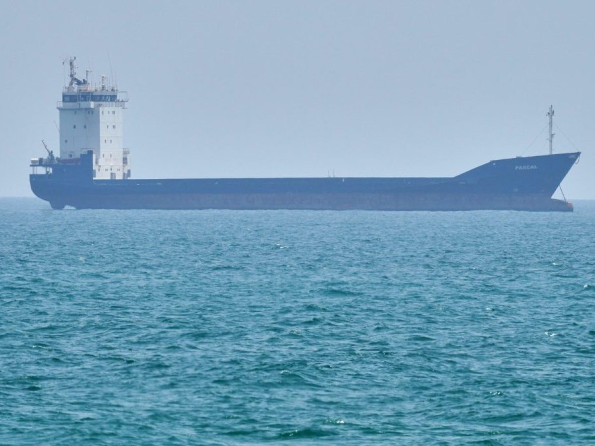 Ελάχιστα πλοία πρόλαβαν να διαβούν τα Στενά το Ορμούζ – Αγωνία για το άνοιγμα των αγορών