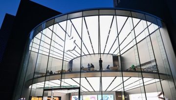 H Apple σε νέα εποχή: Πρέπει να αποδείξει ότι είναι ο «παίκτης» που ορίζει τις παγκόσμιες τάσεις – Το στοίχημα για τη νέα ηγεσία
