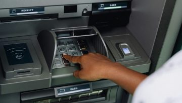 &Tau;&omicron; &Pi;ά&sigma;&chi;&alpha; &kappa;&lambda;&epsilon;ί&nu;&epsilon;&iota; &tau;&iota;&sigmaf; &tau;&rho;ά&pi;&epsilon;&zeta;&epsilon;&sigmaf; &ndash; &Omicron;&iota; &epsilon;&nu;&alpha;&lambda;&lambda;&alpha;&kappa;&tau;&iota;&kappa;έ&sigmaf; &sigma;&upsilon;&nu;&alpha;&lambda;&lambda;&alpha;&gamma;έ&sigmaf;