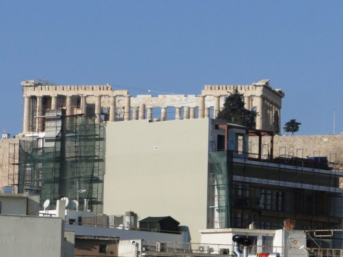 Πρόστιμο 10.000 ευρώ για τη μη κατεδάφιση των 3 τελευταίων ορόφων του ξενοδοχείου Coco-Mat