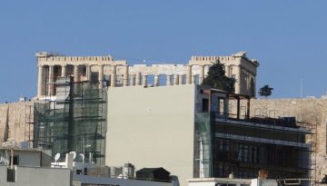 Πρόστιμο 10.000 ευρώ για τη μη κατεδάφιση των 3 τελευταίων ορόφων του ξενοδοχείου Coco-Mat