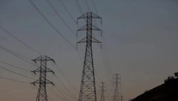 &Sigma;&upsilon;&nu;&epsilon;&chi;ί&zeta;&epsilon;&tau;&alpha;&iota; &alpha;&mu;&epsilon;ί&omega;&tau;&eta; &pi;&rho;&omicron;&sigmaf; &tau;&omicron; &pi;&alpha;&rho;ό&nu; &eta; &epsilon;&nu;&epsilon;&rho;&gamma;&epsilon;&iota;&alpha;&kappa;ή &kappa;&rho;ί&sigma;&eta; &ndash; &Omicron;&iota; &delta;&iota;&pi;&lambda;&omega;&mu;ά&tau;&epsilon;&sigmaf; &pi;&alpha;ί&rho;&nu;&omicron;&upsilon;&nu; &tau;&eta; &sigma;&kappa;&upsilon;&tau;ά&lambda;&eta; &gamma;&iota;&alpha; &nu;&alpha; &beta;&rho;&epsilon;&theta;&epsilon;ί &lambda;ύ&sigma;&eta; &sigma;&tau;&eta; &Mu;έ&sigma;&eta; &Alpha;&nu;&alpha;&tau;&omicron;&lambda;ή