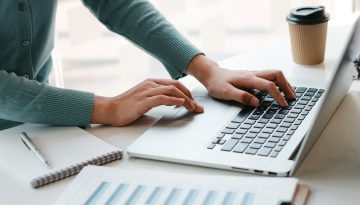 &Eta; &alpha;&gamma;&omicron;&rho;ά &epsilon;&rho;&gamma;&alpha;&sigma;ί&alpha;&sigmaf; &beta;&epsilon;&lambda;&tau;&iota;ώ&nu;&epsilon;&tau;&alpha;&iota; &alpha;&lambda;&lambda;ά &pi;&alpha;&rho;&alpha;&mu;έ&nu;&epsilon;&iota; &epsilon;ύ&theta;&rho;&alpha;&upsilon;&sigma;&tau;&eta;: &Tau;&alpha; &laquo;&alpha;&gamma;&kappa;ά&theta;&iota;&alpha;&raquo; &pi;ί&sigma;&omega; &alpha;&pi;ό &tau;&omicron;&upsilon;&sigmaf; &theta;&epsilon;&tau;&iota;&kappa;&omicron;ύ&sigmaf; &delta;&epsilon;ί&kappa;&tau;&epsilon;&sigmaf;