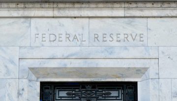Η Fed διατήρησε αμετάβλητα τα επιτόκια για 3η διαδοχική συνεδρίαση και την τελευταία του Πάουελ