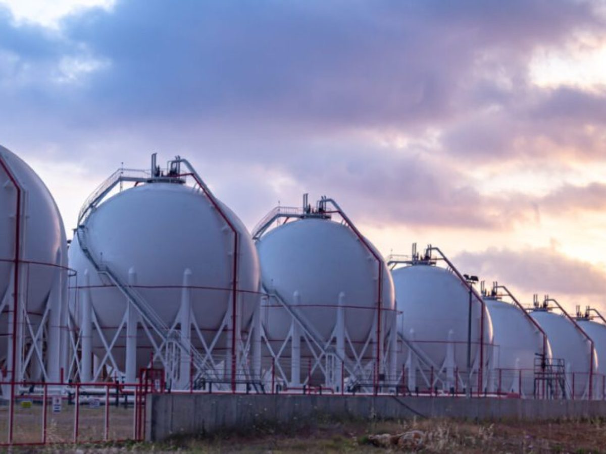 Πάνω από τα 100 δολάρια το πετρέλαιο, άνοδος και στο φυσικό αέριο καθώς κλιμακώνεται η ένταση στα Στενά του Ορμούζ