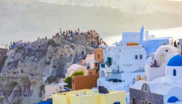 Fais Group: Πούλησε ξενοδοχείο στη Σαντορίνη για 28,3 εκατ. ευρώ – Θα εστιάσει στο λιανεμπόριο