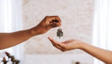 &Epsilon;&Lambda;&Sigma;&Tau;&Alpha;&Tau;: &Alpha;ύ&xi;&eta;&sigma;&eta; 2,4% &sigma;&tau;&iota;&sigmaf; &alpha;&phi;ί&xi;&epsilon;&iota;&sigmaf; &kappa;&alpha;&iota; &tau;&iota;&sigmaf; &delta;&iota;&alpha;&nu;&upsilon;&kappa;&tau;&epsilon;&rho;&epsilon;ύ&sigma;&epsilon;&iota;&sigmaf; &sigma;&tau;&alpha; &xi;&epsilon;&nu;&omicron;&delta;&omicron;&chi;&epsilon;&iota;&alpha;&kappa;ά &kappa;&alpha;&tau;&alpha;&lambda;ύ&mu;&alpha;&tau;&alpha; &tau;&omicron;&nu; &Phi;&epsilon;&beta;&rho;&omicron;&upsilon;ά&rho;&iota;&omicron;