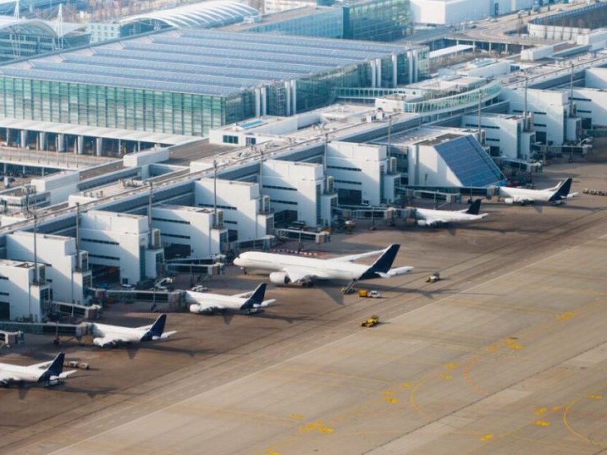 Οι αεροπορικές εταιρείες κόβουν ταξίδια και καθηλώνουν πτήσεις για να αντιμετωπίσουν την εκτόξευση του κόστους καυσίμων