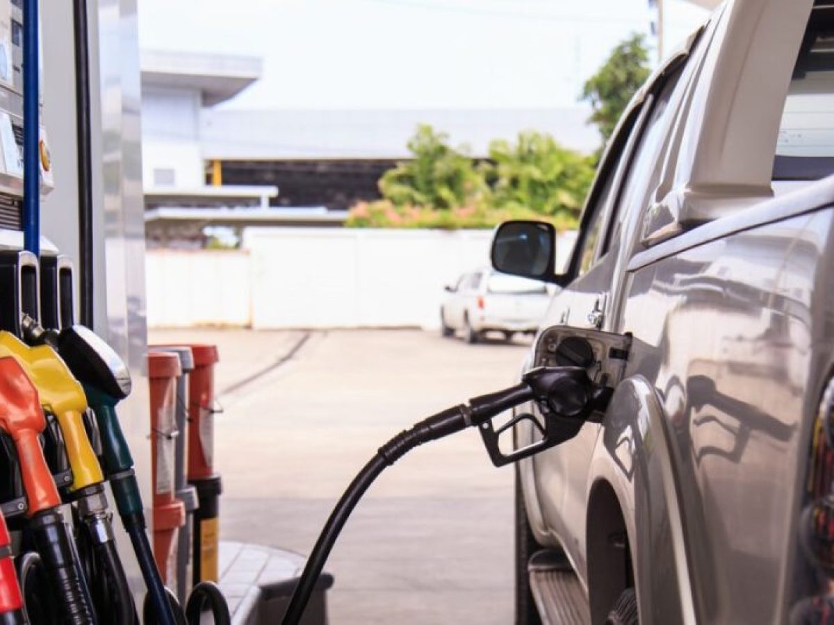 Καύσιμα: Γκρίνια στις ΗΠΑ για το άλμα 40% της βενζίνης αφότου άρχισε ο πόλεμος στο Ιράν – Πληρώνουν όμως τα μισά από τους Ευρωπαίους