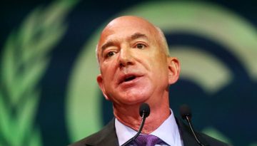 Μπέζος: Παίρνει 80.000 δολάρια μισθό από Amazon, 1,6 εκατ. για ταξίδια, ασφάλεια και δεν ζητά επιπλέον αμοιβές