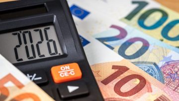&Alpha;ύ&xi;&eta;&sigma;&eta; &kappa;&alpha;&tau;ώ&tau;&alpha;&tau;&omicron;&upsilon; &mu;&iota;&sigma;&theta;&omicron;ύ: &Tau;&iota; &theta;&alpha; &epsilon;&iota;&sigma;&pi;&rho;ά&xi;&omicron;&upsilon;&nu; &sigma;&tau;&omicron; &tau;έ&lambda;&omicron;&sigmaf; &Alpha;&pi;&rho;&iota;&lambda;ί&omicron;&upsilon; &omicron;&iota; &epsilon;&rho;&gamma;&alpha;&zeta;ό&mu;&epsilon;&nu;&omicron;&iota;