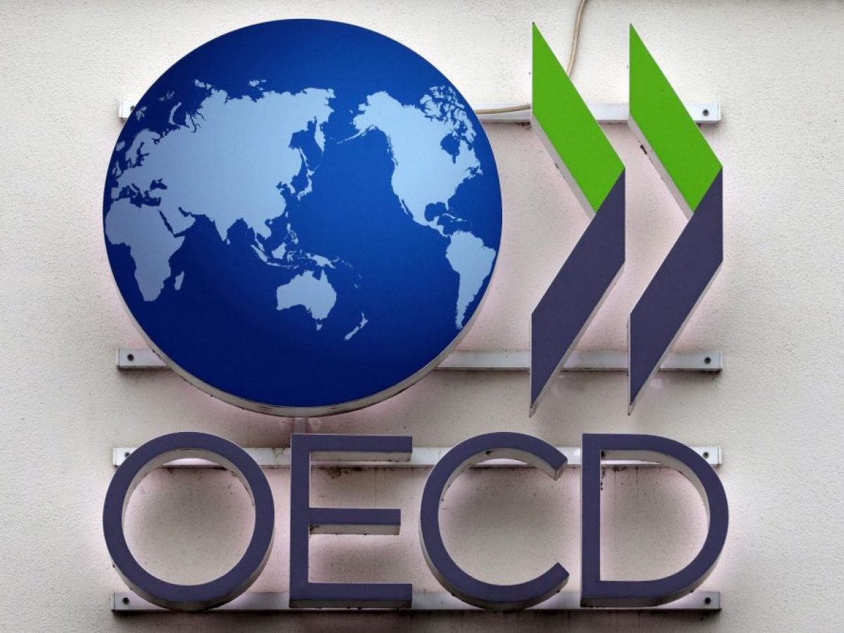 ΟΟΣΑ: Μειώθηκε η συνολική φορολογική επιβάρυνση των μισθών στην Ελλάδα το 2025