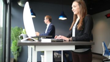 Άνδρες και γυναίκες με τον ίδιο μισθό: Έρχεται νομοσχέδιο για την ίση αμοιβή